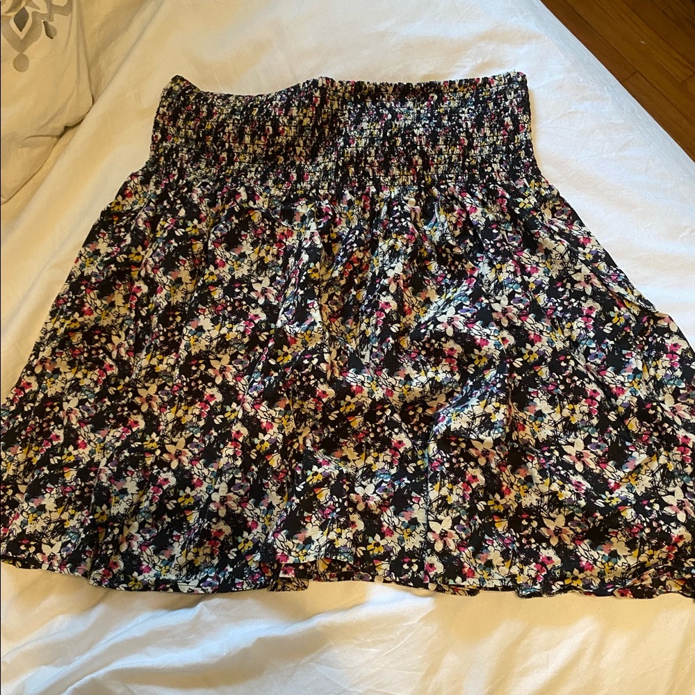 Black floral mini skirt with elastic ruched waist